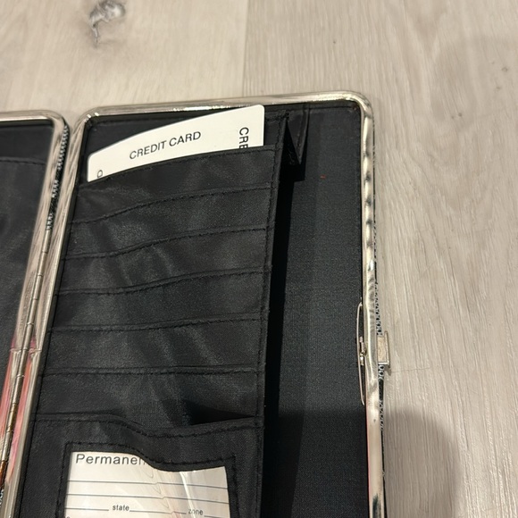 JC Fashion NWT Long hard Wallet with many credit Card compartment and pockets. - Picture 6 of 7